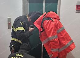 Resta bloccata in ascensore, paura per una 78enne cardiopatica