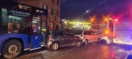 Tamponamento coinvolge due auto e due bus, ferita una donna
