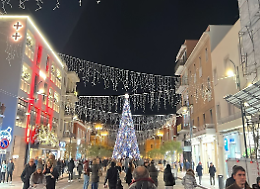 Le luminarie in centro a Latina arrivano a dieci giorni dal Natale