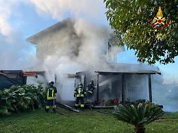 Tettoia prende fuoco, le fiamme minacciano l'abitazione 

