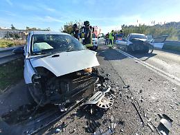 Frontale tra due auto sulla Pontina, uno dei quattro feriti elitrasportato a Roma