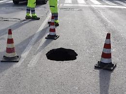 Una voragine si apre al passaggio di un'auto, paura in centro a Latina
