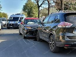 Frontale tra due auto, chiusa via Toscana