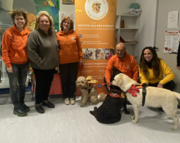 Con i cani in corsia tra doni e carezze nella pediatria del Goretti