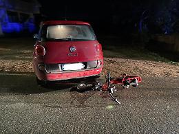 Con l'auto a retromarcia urta un ciclista, giovane ferito
