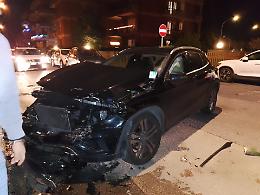 "Pago io con l'assicurazione", poi posa un calice e scappa: caccia ad un'Audi verde