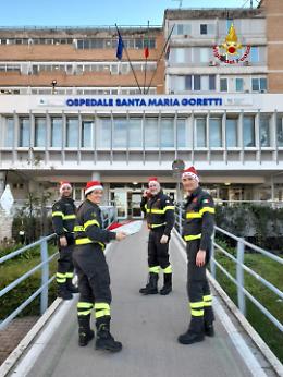 Vigili del Fuoco in corsia, doni ai bambini del reparto pediatria