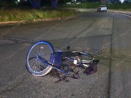 Incidente in centro,  investito nella rotatoria mentre era in bici