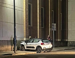 Neopatentato sbaglia manovra e finisce contro il muro del Tribunale