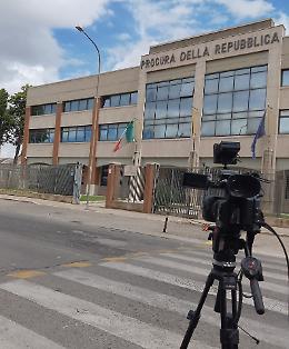 Abusi sessuali  sulla figlia, il pm chiede di ascoltare la vittima e i parenti  