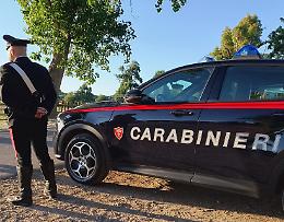 Tentano di rubare l'auto, poi la folle  fuga finisce con un incidente