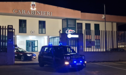 Viola il divieto di avvicinamento alla moglie, la insulta e tenta di forzare la porta di casa: arrestato