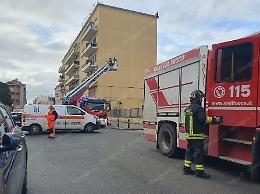 Minaccia di lanciarsi dal tetto del palazzo, sul posto Vigili del Fuoco, Polizia e Carabinieri