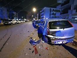 Sbanda con l’auto e urta tre vetture in sosta