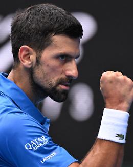Alcaraz va come un treno, Djokovic perde un altro set