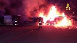Incendio nella notte: tre furgoni in fiamme in un’area privata
