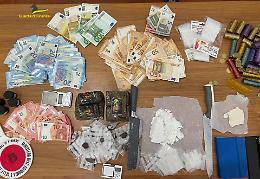 Presi con la droga nell'auto, due arresti della Finanza