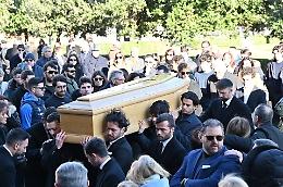 Una folla commossa per l'ultimo saluto a Luca Palmegiani