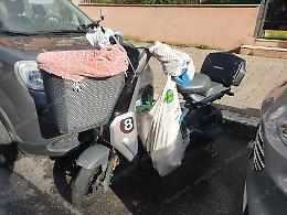Apre lo sportello dell'auto e colpisce una donna in bici