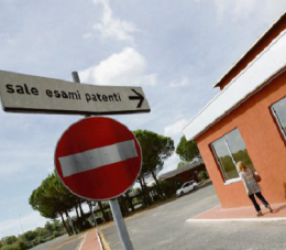 Scandalo patenti, tutti in silenzio dal gip