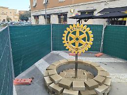 Un manufatto del Rotary Club installato nell'isola pedonale