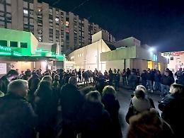 Caos dormitorio, una folla schierata per protestare