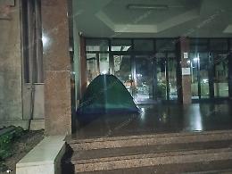  Restano senza casa  e scatta la protesta,  dormono sotto al Comune
