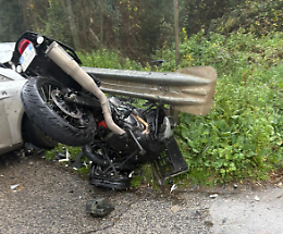 Grave incidente tra moto e auto, centauro finisce nel fossato