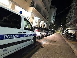 Lite dopo l’incidente, inveisce contro i poliziotti