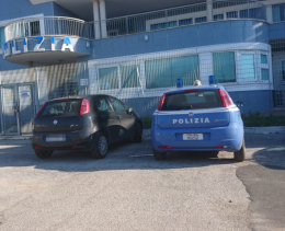 Puntano due pistole giocattolo contro gli agenti, arrestati padre e figlio
