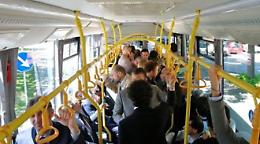 Si masturba sul bus davanti agli studenti, indagato un 48enne