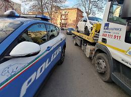 Urta le auto in sosta e si allontana, a 87 anni guidava senza patente