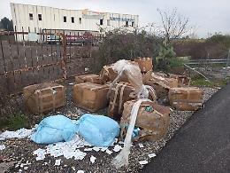 Mascherine scaricate sotto un ponte della Pontina, nuovo ritrovamento
