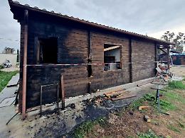 Incendio doloso a casa di due fratelli detenuti, indaga la polizia