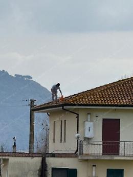 Uomo sale sul tetto di un'abitazione di via Le Pastine con una bombola di gas