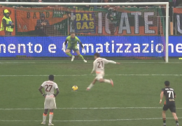 Un rigore trasformato da Dybala consente alla Roma di passare a Venezia