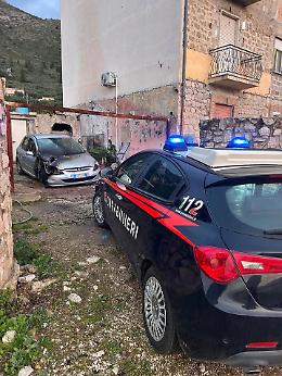 Auto a fuoco nella notte, indagano i carabinieri