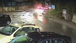 Terrificante incidente frontale  dopo il folle sorpasso, le immagini in un video