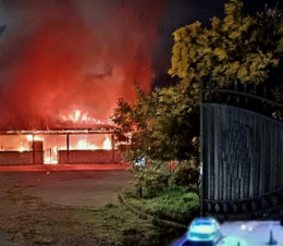 Abitazione distrutta dal fuoco, in fiamme anche due auto e uno scooter. L'incendio è doloso