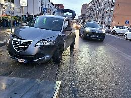 Provoca un incidente, lascia l'auto e scappa a piedi. Poi le minacce
