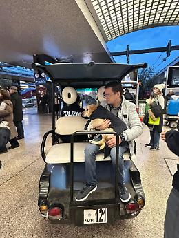 Sale sul treno a Cisterna, cane smarrito arriva a Termini e viene soccorso dalla Polfer
