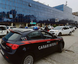 Il ladro solitario colpisce in farmacia, rompe il vetro della porta e ruba la cassa