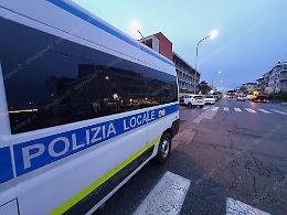 Lascia l’auto dopo l’incidente, rintracciata dalla Polizia locale