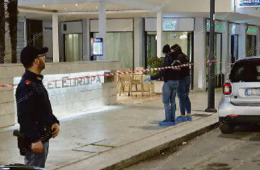 Scontro tra bande: agguato e rapina, due uomini in fuga