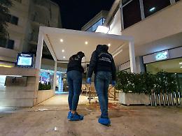 Agguato a coltellate e inseguimento in centro, preso lo straniero in fuga