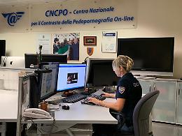 La pedopornografia viaggia sui telefoni: arrestato un 45enne di Aprilia