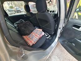 Resta senza sussidio, finisce a dormire dentro la macchina