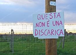 Cartelli di protesta contro gli incivili che gettano i rifiuti