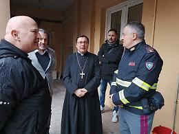 Attentato al Commissario, la visita del vescovo monsignor Viva