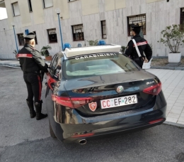 Minaccia il suicidio sulla Pontina, salvato dai carabinieri 